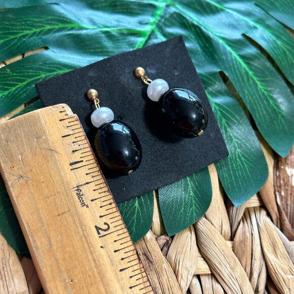 BOGO BLACK POST EARRINGS - Picture 4 of 5